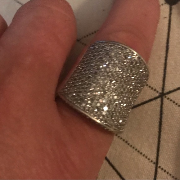 BEAUTIFUL 4.36ctw PAVE DIAMOND RING in WHITE GOLD - Picture 2 of 13